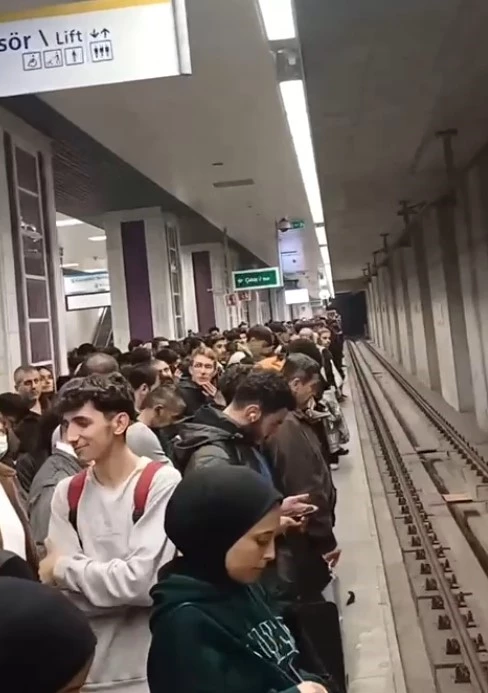 Metro arızalandı, vatandaşlar mağdur oldu