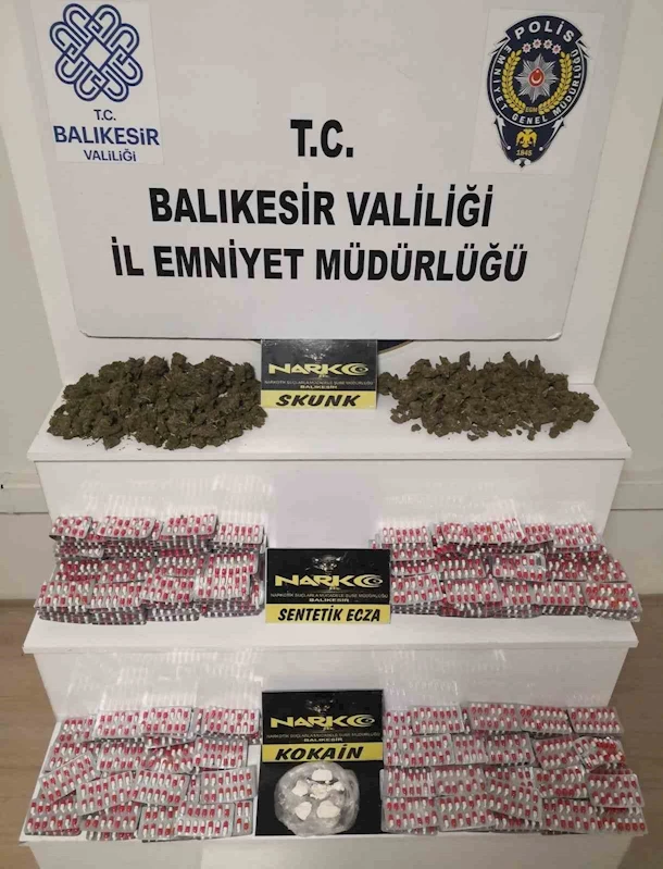 Polisin durdurduğu otomobil uyuşturucu deposu çıktı
