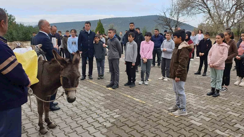 ’Eşekli Dostoyevski’ Bursa Orhaneli’de çocuklarla buluştu
