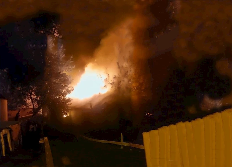 Ev cayır cayır yandı
