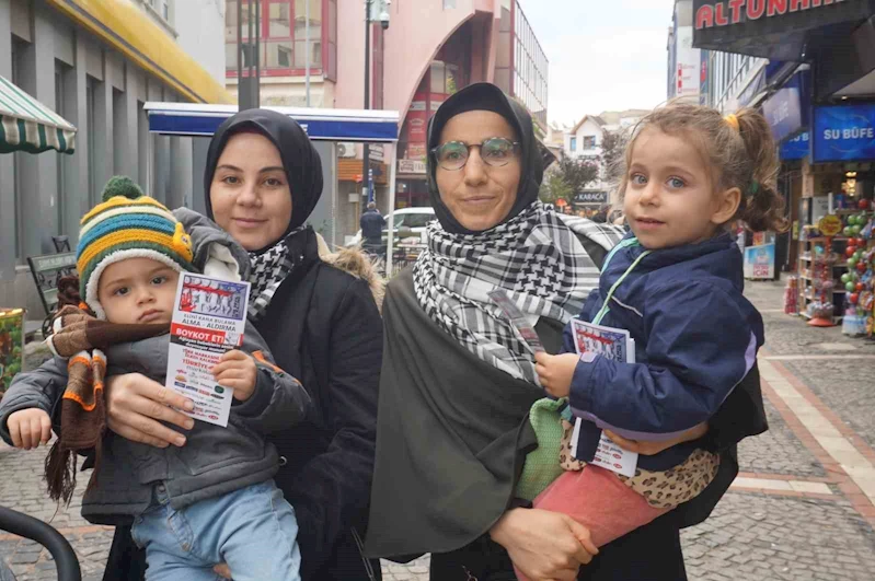 Edirne’de iki gönüllü anne, çocuklarıyla birlikte broşür dağıtarak boykot çağrısı yaptı
