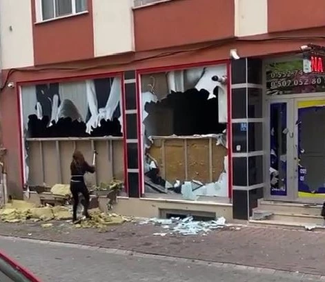 Öfkeli kadın masaj salonunun camlarını kazmayla kırdı