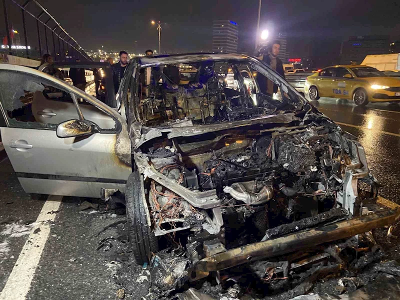 Bayrampaşa’da kına gecesinden dönen iki arkadaşın otomobili alev alev yandı