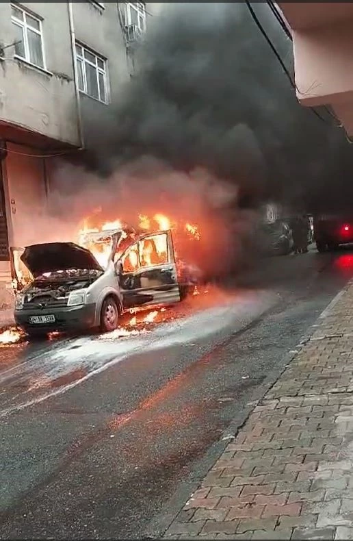 Esenler’de park halindeki otomobil alev alev yandı: Yangın arkadaki minibüse de sıçradı