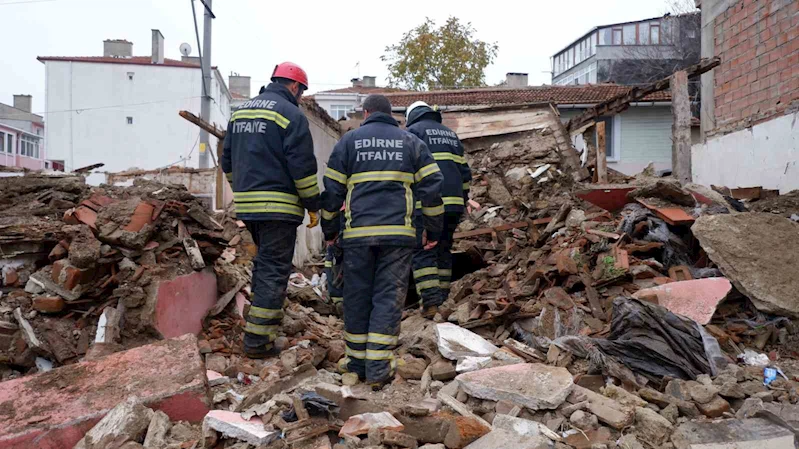 Edirne’de metruk bina çöktü: 2 kişi enkaz altında kaldı