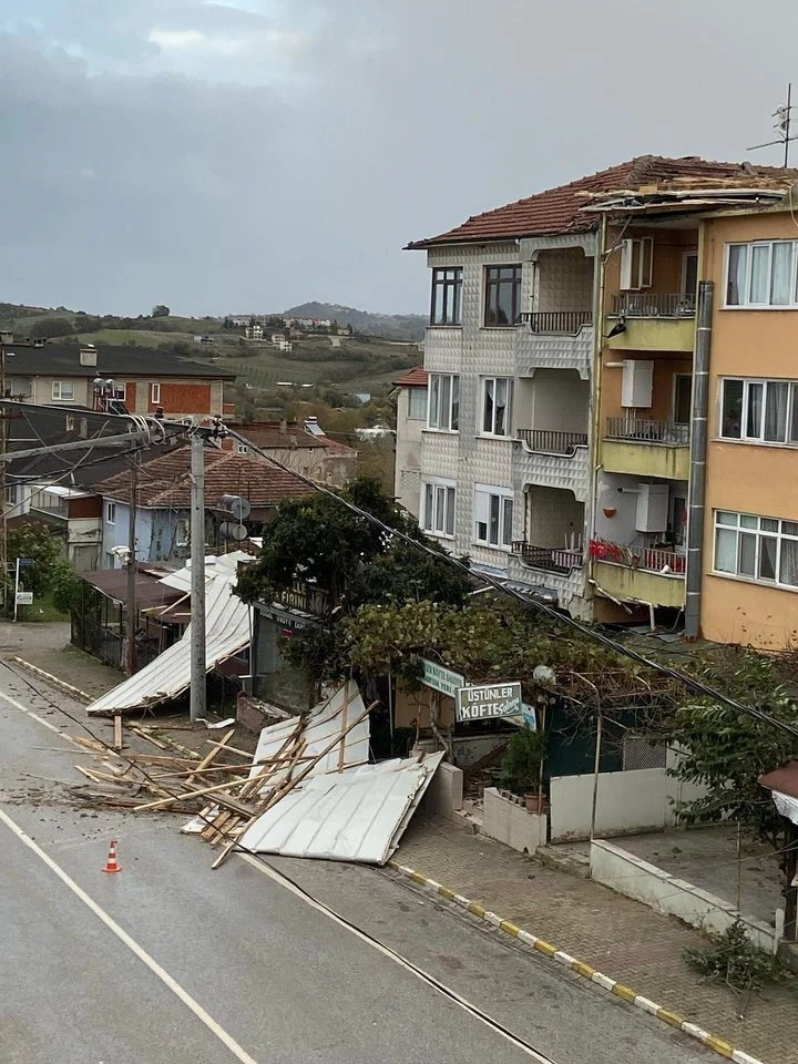 Yalova’da şiddetli rüzgarda çatı uçtu: 2 yaralı
