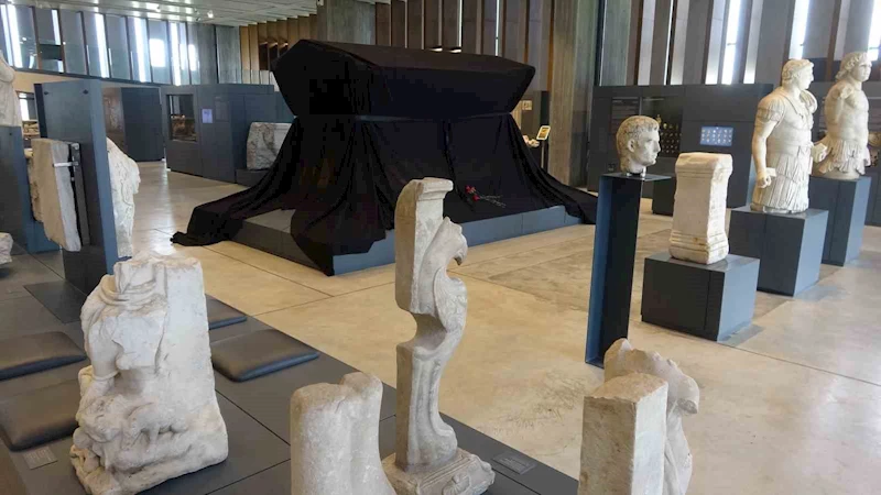 Troya Müzesi’nde sergilen Polyksena’nın kurban edilmesinin betimlendiği Polyksena Lahti, siyah örtüyle kapatıldı
