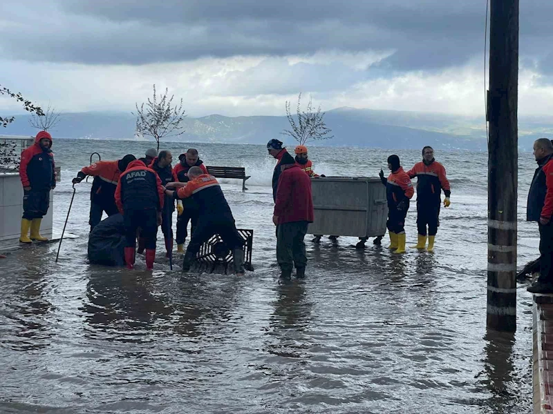 Bursa’da fırtına hayatı felç etti, deniz karayla birleşti
