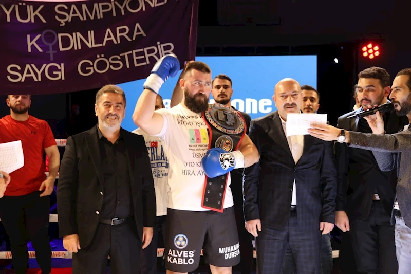 Kick boksçu Muhammed Dursun, rakibi ringe çıkmayınca altın kemerin sahibi oldu
