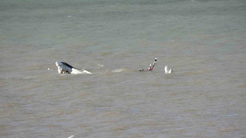 Çanakkale’de Dardanos sahilinde fırtına nedeniyle 3 tekne battı, iskele yıkıldı