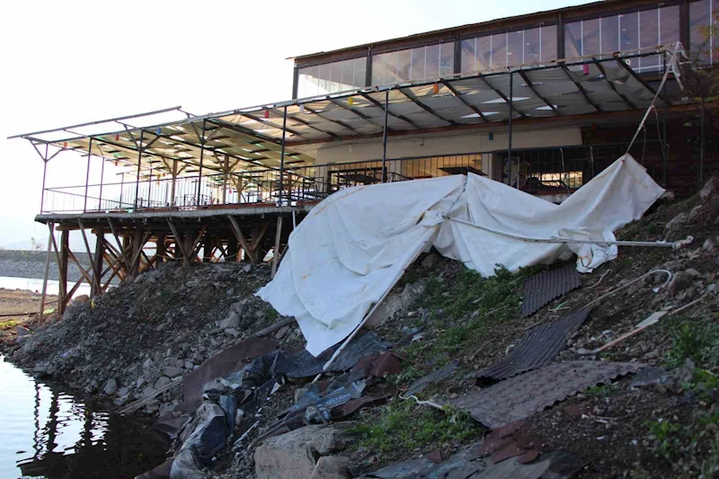 Amasya’da şiddetli fırtına restoranın çatısını ve kamelyaları uçurdu
