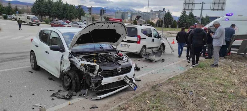 Amasya’da kavşakta iki otomobil çarpıştı: 3 yaralı
