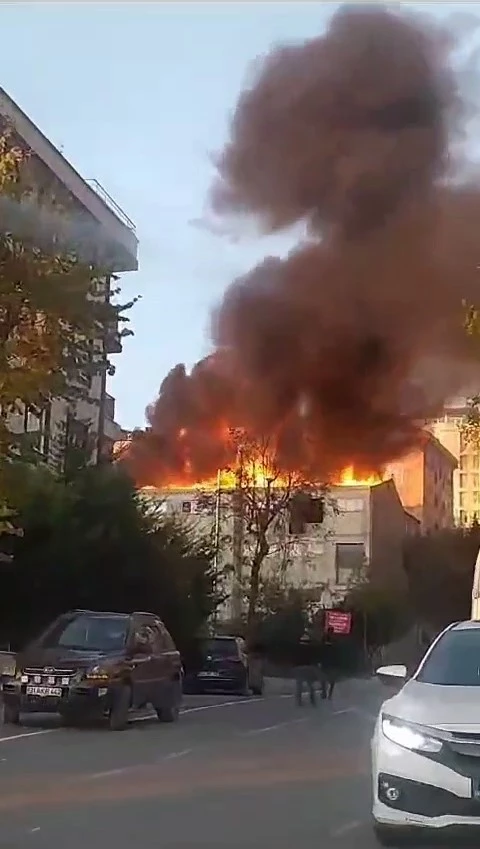 Beylikdüzü Yakuplu’da 3 katlı iş yerinin çatı katında yangın çıktı, itfaiye ekipleri olay yerine sevk edildi