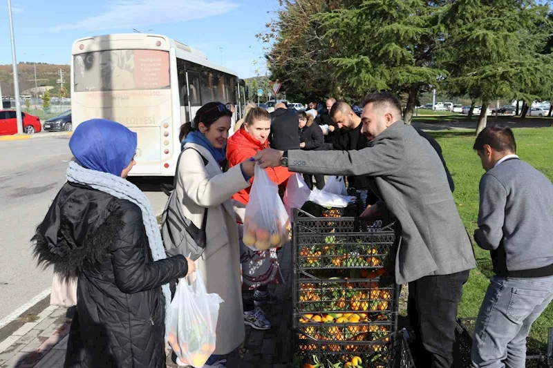 Mersin’den gönderilen meyveler İzmitlilere dağıtıldı
