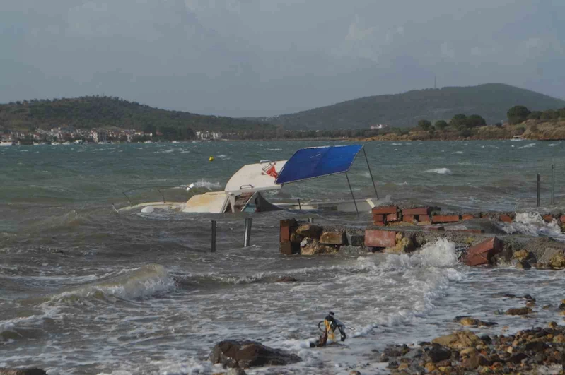 Ayvalık’ta fırtına hayatı felç etti