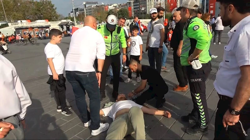 Taksim’de trafik polisi, bayılan vatandaşın yanından bir an olsun ayrılmadı