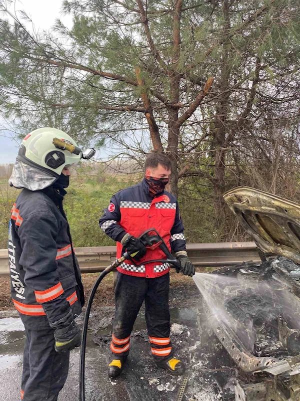 Otoyolda seyir halinde alev alan otomobil kullanılamaz hale geldi
