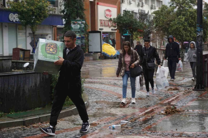 Edirne’de fırtına ve sağanak hayatı olumsuz etkiledi