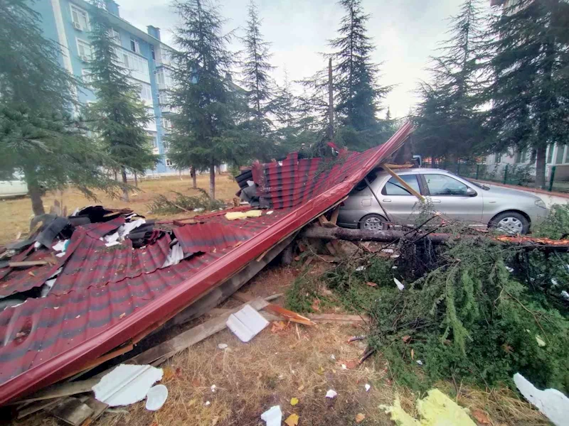 Edirne’de şiddetli fırtına, çatılar arabanın üzerine uçtu