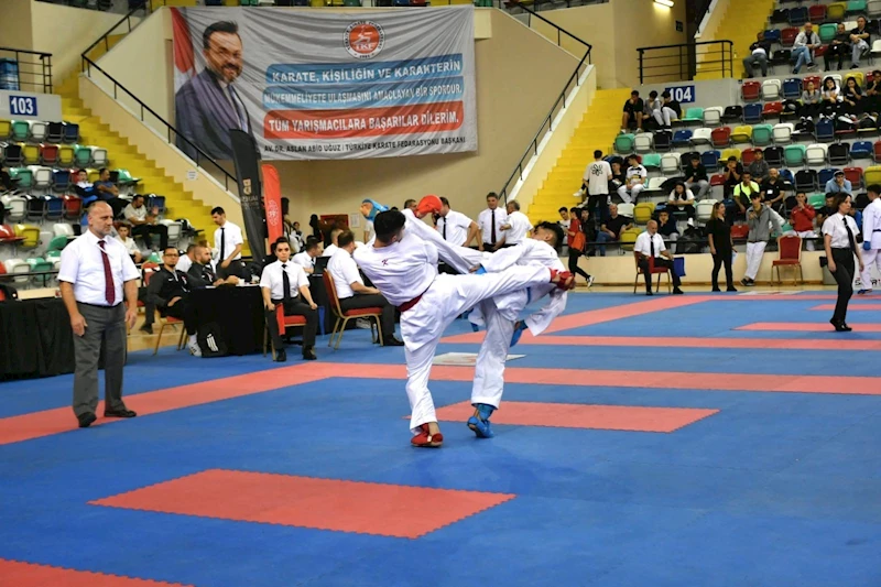 Genç sporcular tatami minderinde
