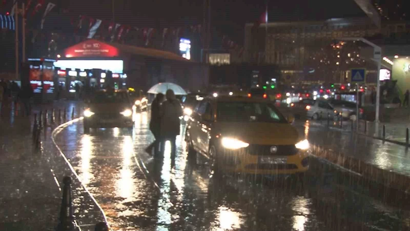 İstanbul’da gök gürültülü sağanak yağış etkili oluyor
