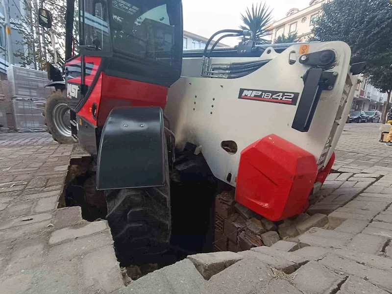 Bahçelievler’de vincin çalışma yaptığı esnada kaldırım çöktü