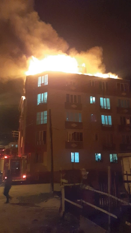 Çorlu’da korku dolu anlar: Çatı alev alev yandı, mahalleli sokağa döküldü
