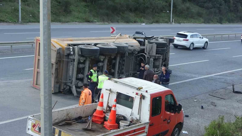 Çekmeköy’de hafriyat kamyonu devrildi: 2 yaralı
