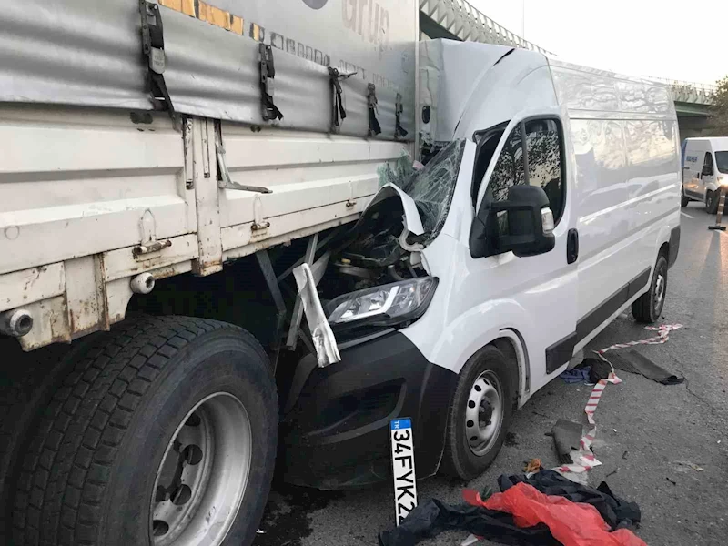 Şişli’de panelvan kamyonun altına girdi, sürücü kazayı sıyrıklarla atlattı
