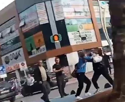 Sakarya’da kızların kavgası kamerada: Elinde silah ile saldırdı
