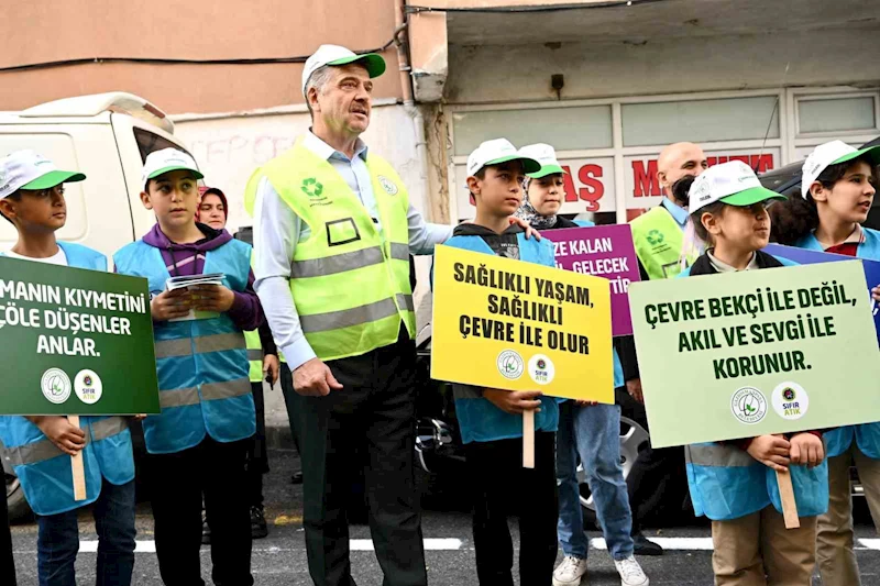 Gaziosmanpaşa’da çevre gönüllüleri “İlçemi Seviyorum, Sokağıma Sahip Çıkıyorum” sloganıyla yürüdü

