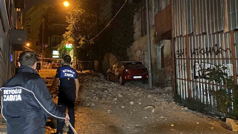Beyoğlu’nda metruk binadan dökülen taşlar park halindeki 3 aracı pert etti