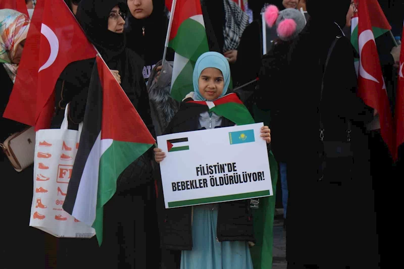 Vatandaşlar İsrail’i kınayıp Filistin’e destek için yürüdü

