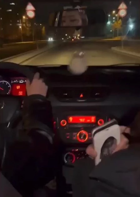 İstanbul’da direksiyon başında tehlikeli hareket yapan kadın sürücü kamerada
