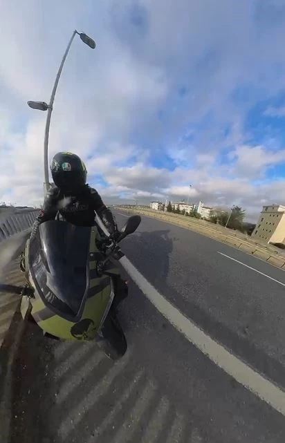 Bariyerlere çarpan motosiklet sürücüsü kamerada
