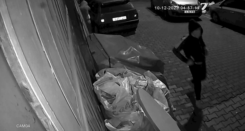 Kapısını levye kırdıkları markete giren hırsızlar kamerada: 400 bin liralık ürün çaldılar
