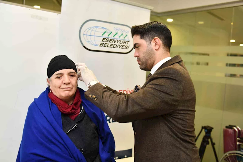 Esenyurt Belediyesi 65 yaşındaki kadına işitme cihazı desteğinde bulundu