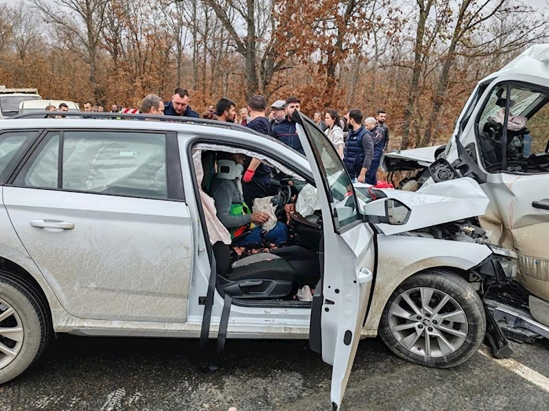 Kırklareli’de minibüs ile otomobilin çarpıştığı kazada 9 kişi yaralandı
