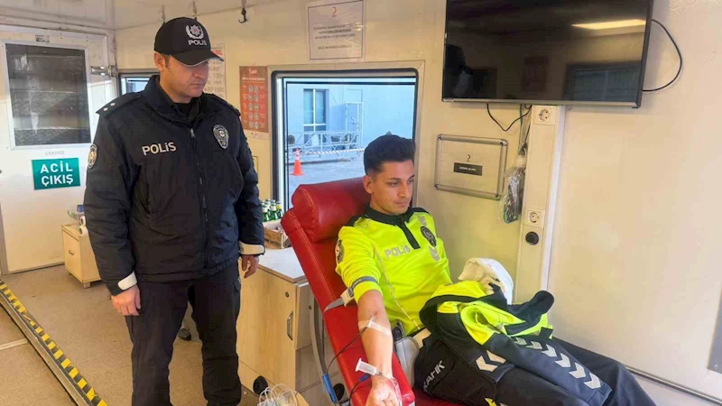 Sultanbeyli’de polisler kan bağışı yaptı
