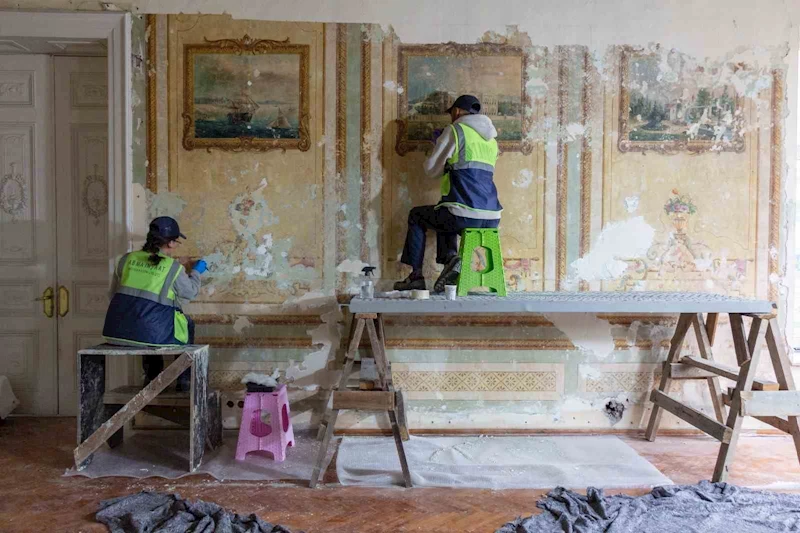 Yıldız Sarayı’nın restorasyon çalışmalarında 19. yüzyıla ait süsleme ve resimler ortaya çıkarıldı
