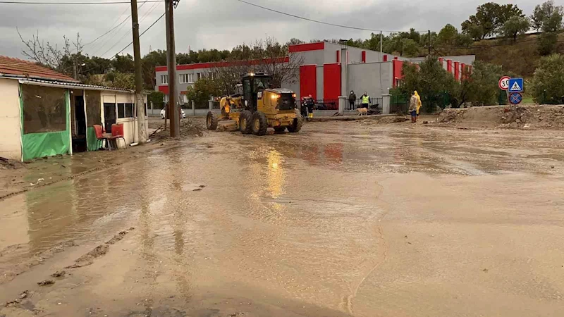 Çanakkale’de sağanak yağış nedeniyle Kalabaklı köy yolu trafiğe kapatıldı
