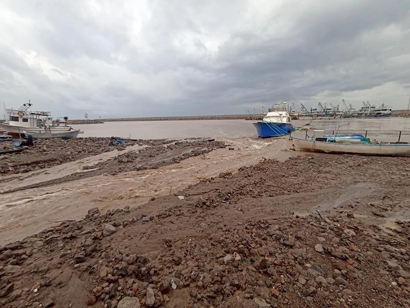 Ayvacık’ta sağanak yağış nedeniyle Gülpınar-Babakale köy yolu trafiğe kapatıldı
