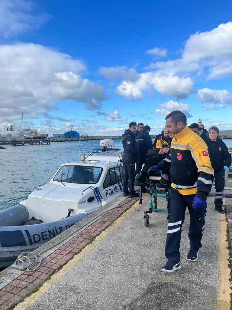 Yalova’da feribottan atlayan şahsı deniz polisi kurtardı
