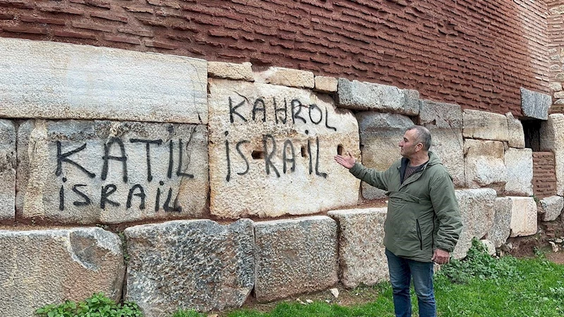   Trajikomik protesto...2 bin yıllık surlara İsrail’in zulmünü kazıdılar
