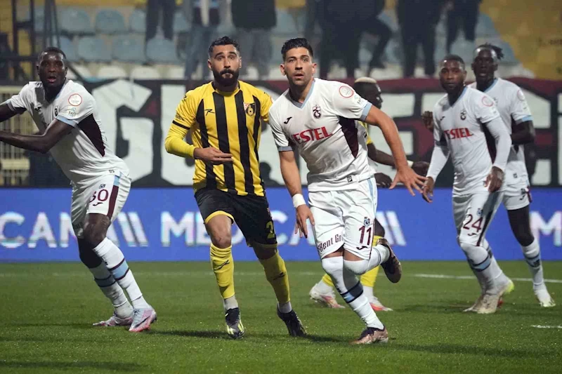 Trendyol Süper Lig: İstanbulspor: 1 - Trabzonspor: 1 (İlk yarı)
