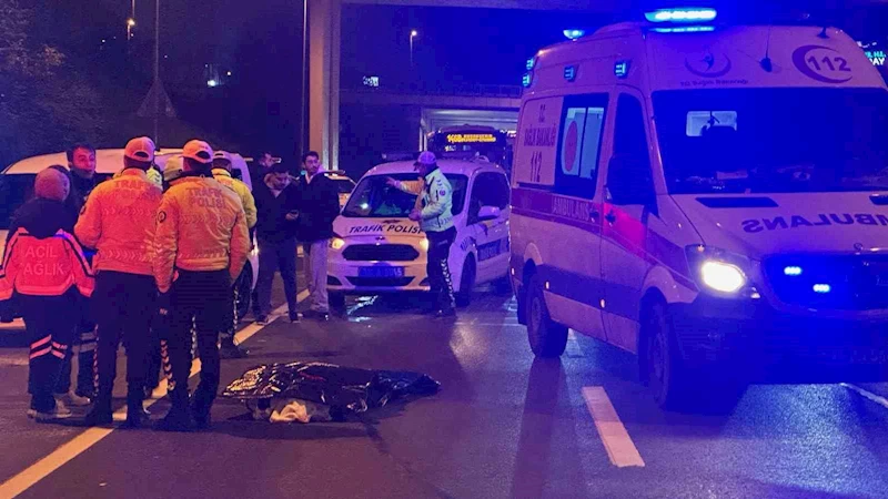 Zeytinburnu’nda feci kaza: Yolun karşısına geçerken iki otomobilin çarptığı yaya hayatını kaybetti