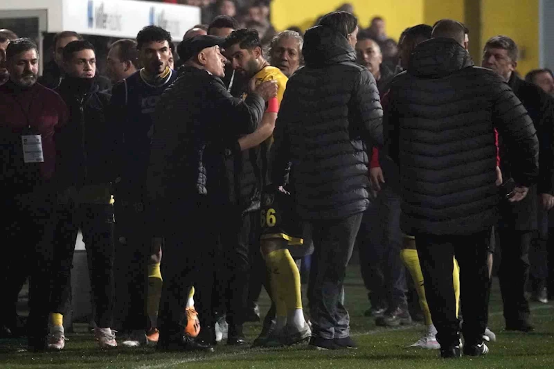 İstanbulspor Başkanı Ecmel Faik Sarıalioğlu, takımı sahadan çekti
