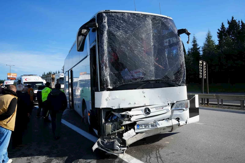 TEM’de yolcu otobüsü tıra çarptı: 13 yaralı