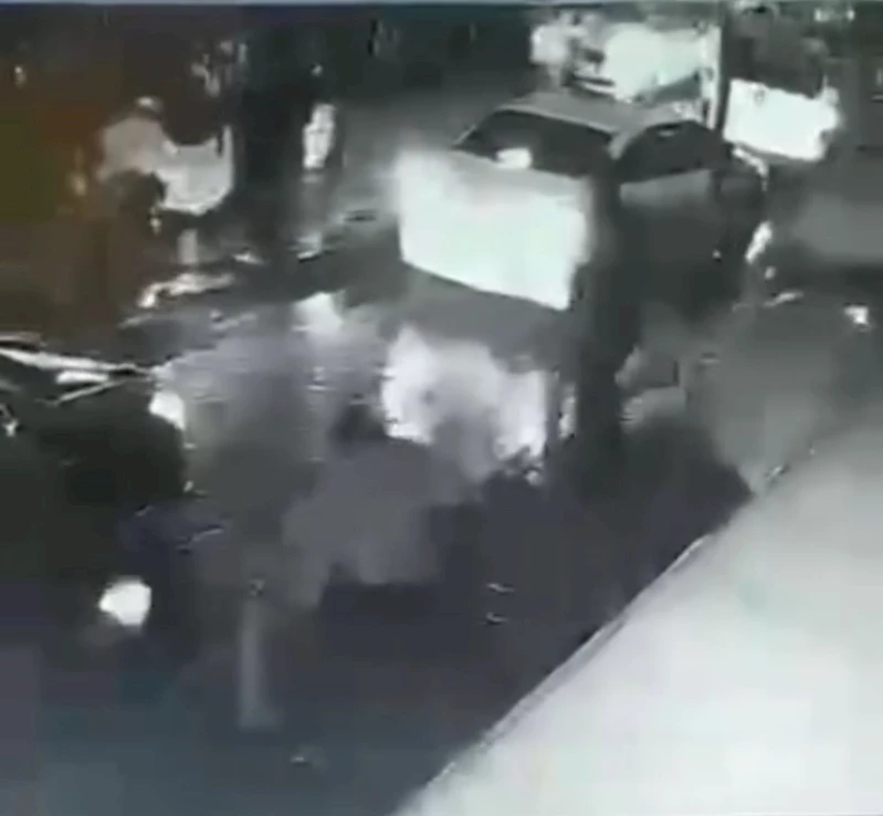 İstanbul’da film gibi olay kamerada: Silahlı saldırıda bulunan şahsın motosikletini yaktı