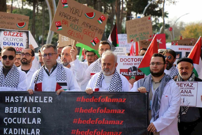 Hekimler gerçekleştirdikleri ‘sessiz yürüyüş’ ile İsrail’i kınadı
